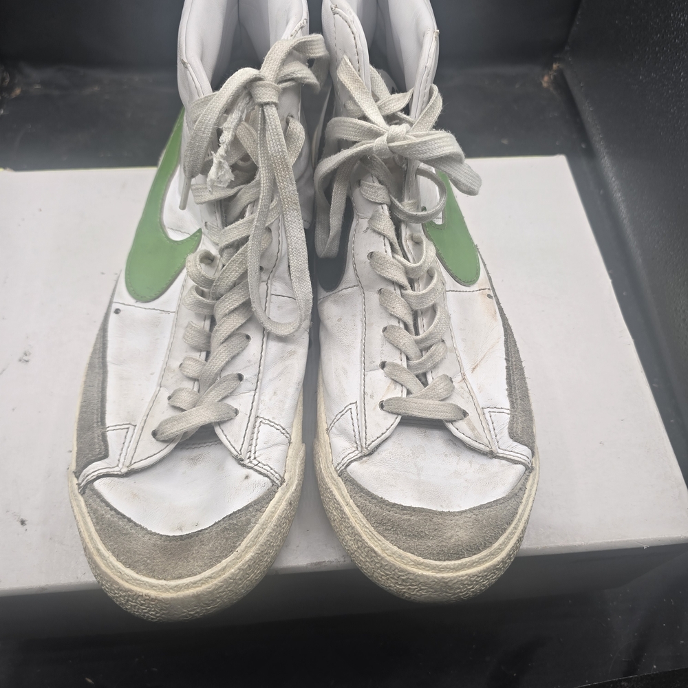 Nike White and Green Athletic‎ Shoes